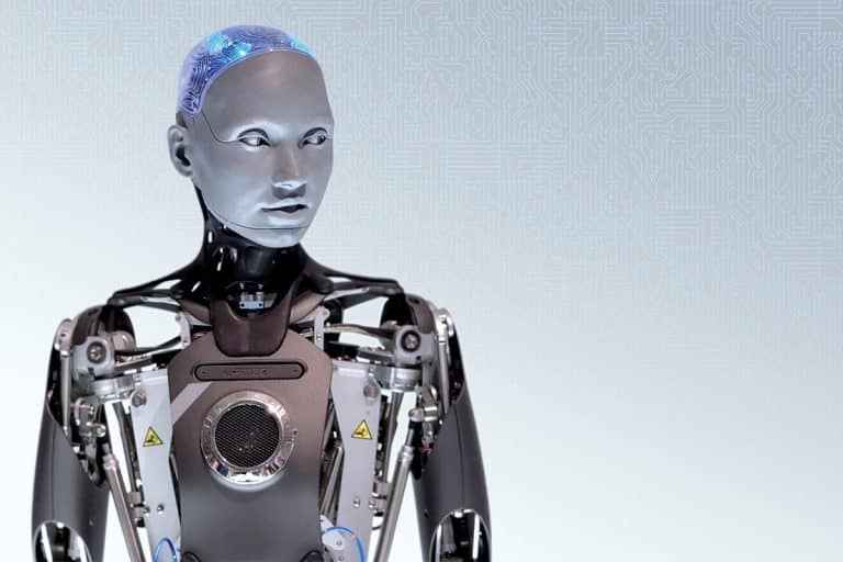 Un robot humanoïde vu de face, photographié devant un fond clair.