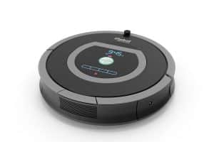 Photo d'un aspirateur robot. Il a la forme d'un cylindre large et pas très haut.