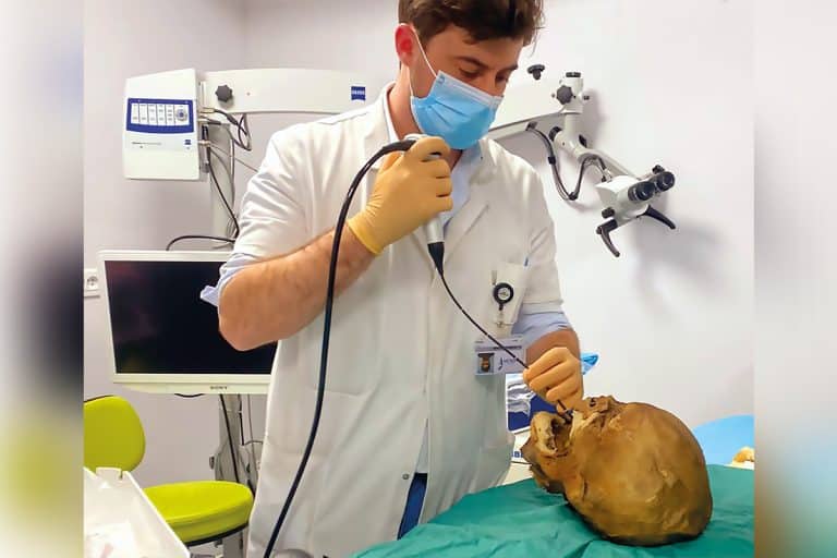 Le Dr Robin Baudouin, chirurgien ORL à l’hôpital Foch et premier auteur de l’étude, examine la tête momifiée du roi Henri IV.
