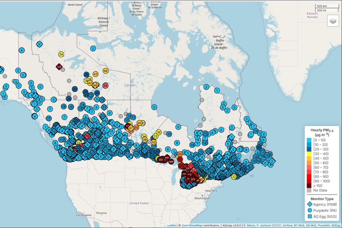 Carte du Canada constellée de marqueurs colorés indiquant la qualité de l'air dans différentes localités. Dans le coin inférieur droit, légende de la carte.